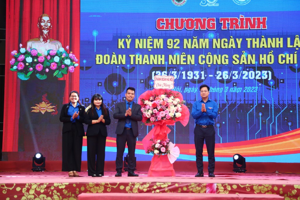 Phó Bí thư Thành đoàn Hà Nội tặng hoa chúc mừng Đoàn Thanh niên trường Đại học Mở Hà Nội