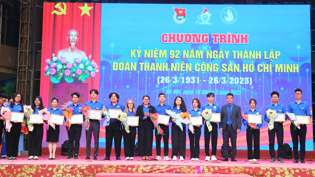 Đoàn trường khen thưởng cán bộ Đoàn xuất sắc