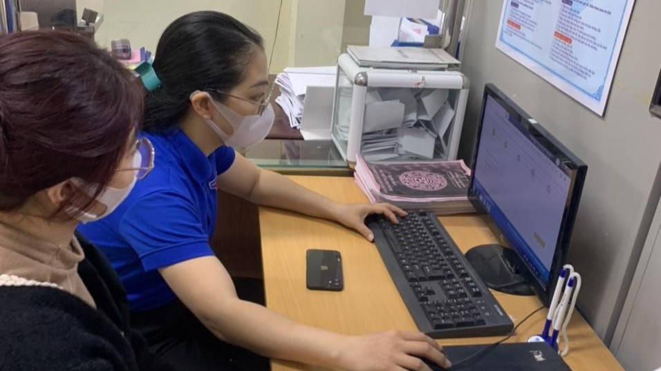 Thanh niên quận Hai Bà Trưng hướng dẫn người dân thực hiện dịch vụ công trực tuyến