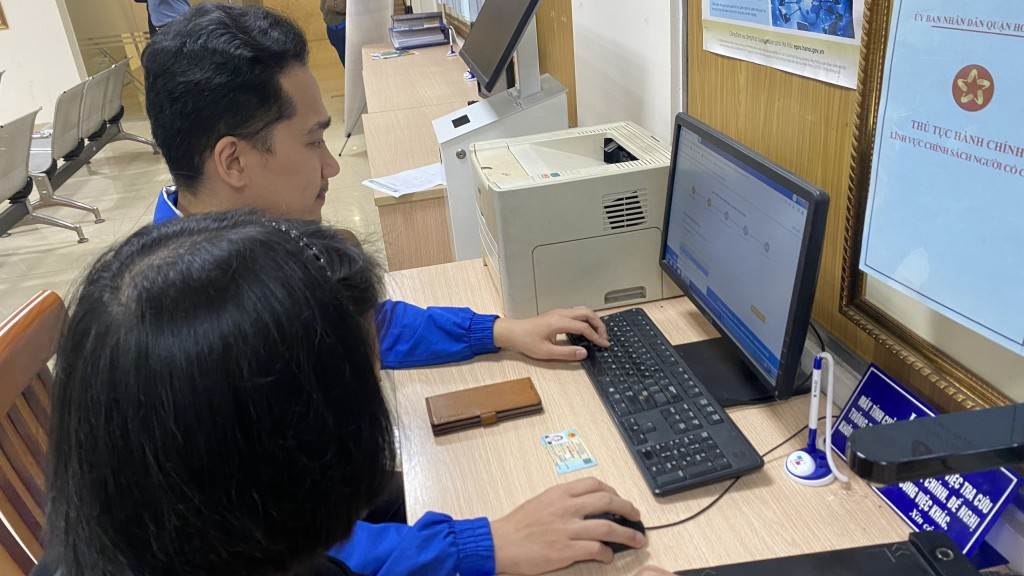 Thanh niên quận Hoàn Kiếm hướng dẫn người dân dịch vụ công trực tuyến