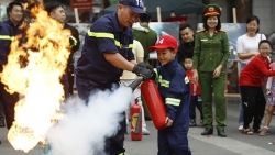 Học sinh, du khách hào hứng tham gia thực hành chữa cháy, cứu nạn tại hồ Hoàn Kiếm