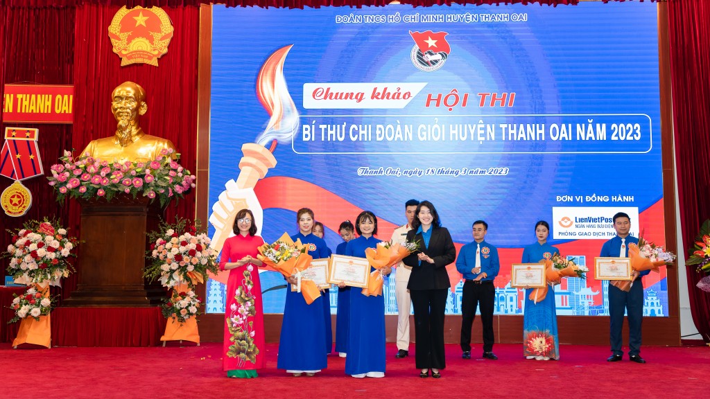 Giải Ba thuộc về đồng chí Lê Thị Thoa (Bí thư Chi đoàn trường Mầm non - xã Kim Thu) và Trương Diệu Linh (Bí thư Chi đoàn 12A1 - TT GDNN-GDTX)