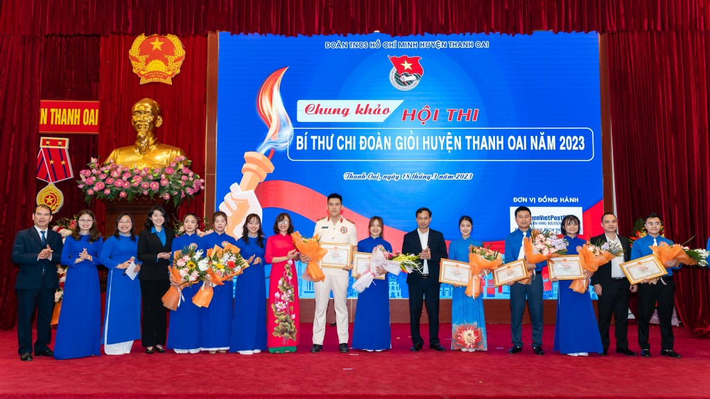 Các đại biểu chụp hình cùng 8 thí sinh đạt giải tại cuộc thi