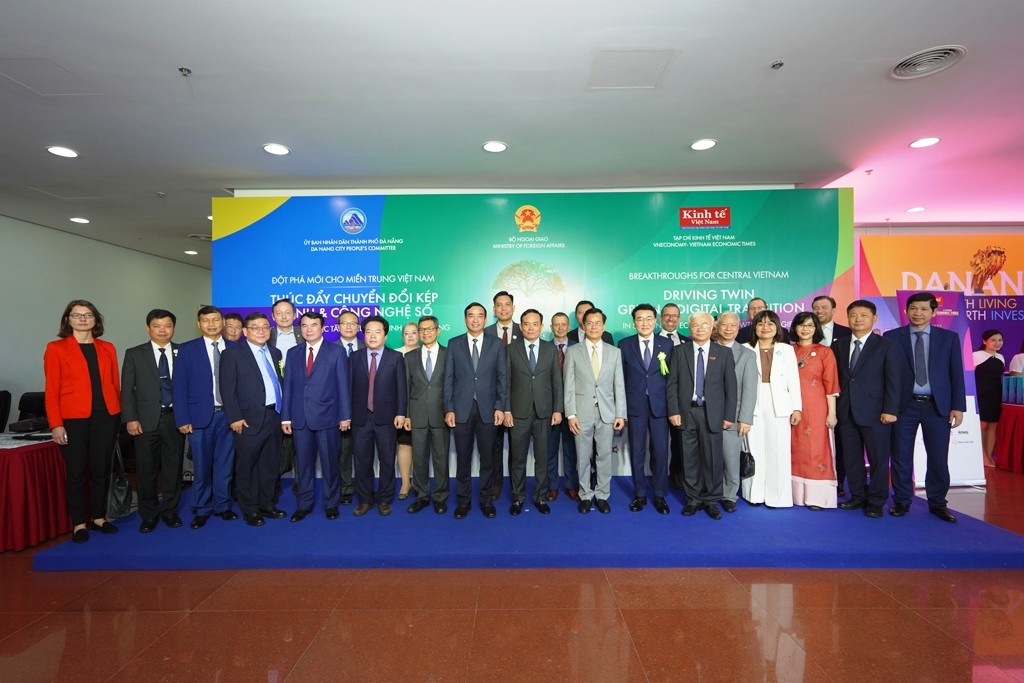 Phó Thủ tướng Trần Lưu Quang cùng các đại biểu tham dự Diễn đàn Vietnam Connect 2023 tại Đà Nẵng - Ảnh: VGP/NA