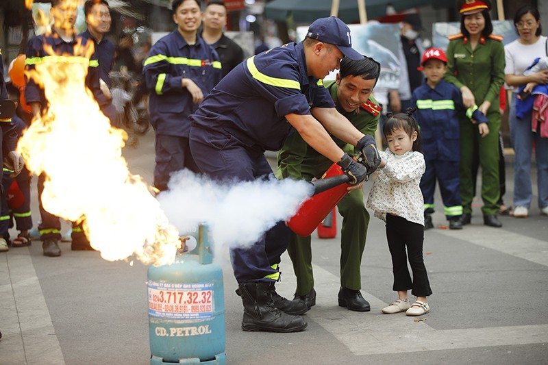 Học sinh, du khách hào hứng tham gia thực hành chữa cháy, cứu nạn tại hồ Hoàn Kiếm