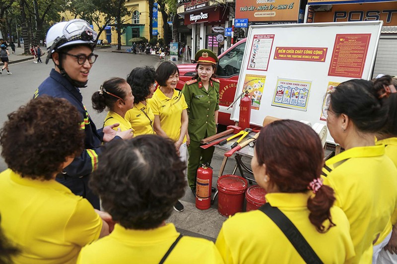 Học sinh, du khách hào hứng tham gia thực hành chữa cháy, cứu nạn tại hồ Hoàn Kiếm