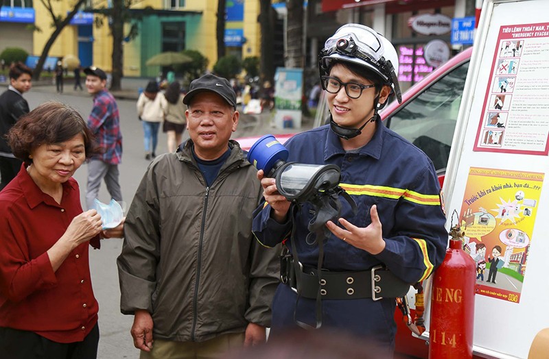 Học sinh, du khách hào hứng tham gia thực hành chữa cháy, cứu nạn tại hồ Hoàn Kiếm