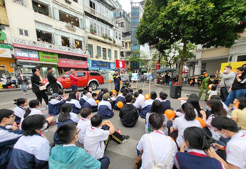 Học sinh, du khách hào hứng tham gia thực hành chữa cháy, cứu nạn tại hồ Hoàn Kiếm