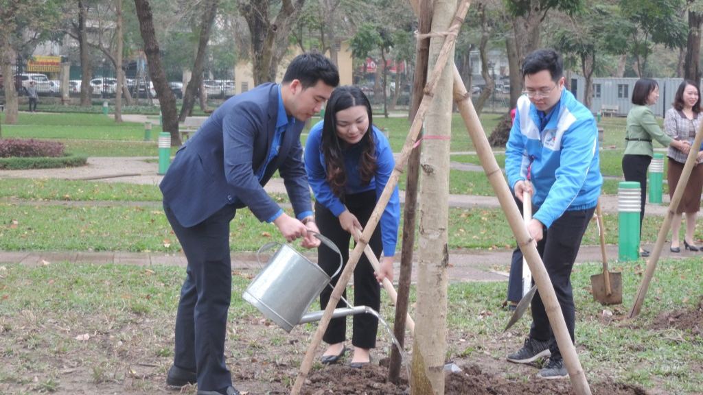Bạn trẻ quận Hai Bà Trưng ra quân làm sạch khu vực hồ Thiền Quang