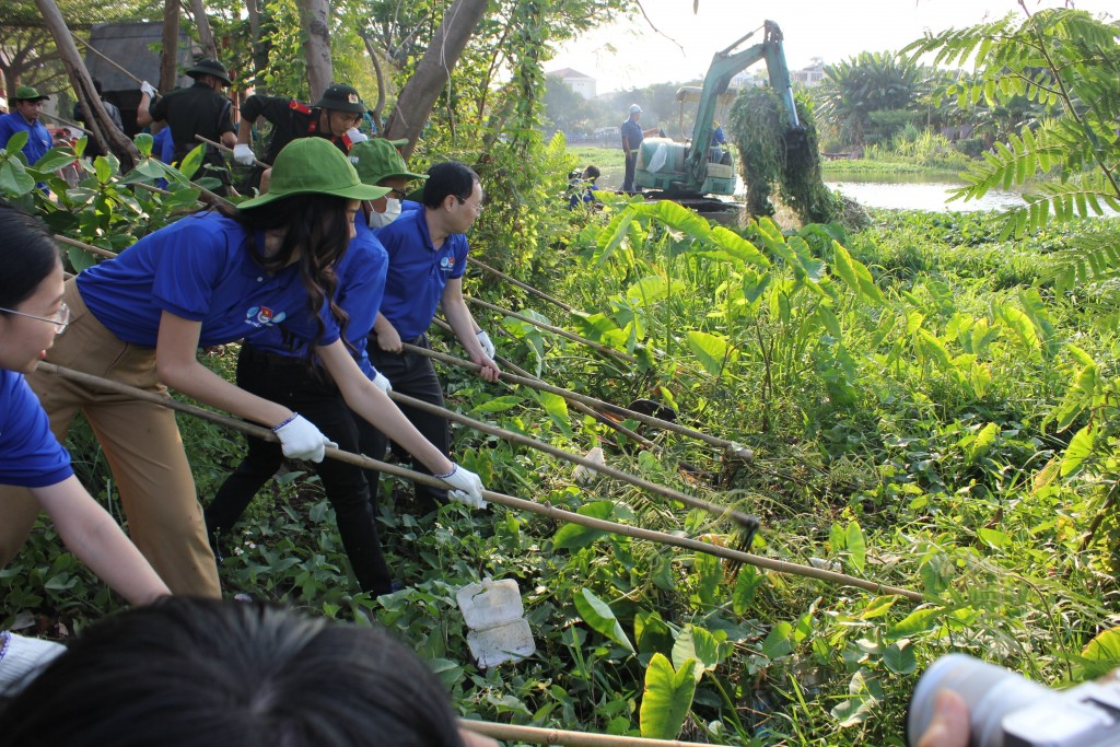 Các đại biểu cùng nhau làm sạch tuyến Rạch Lăng 2