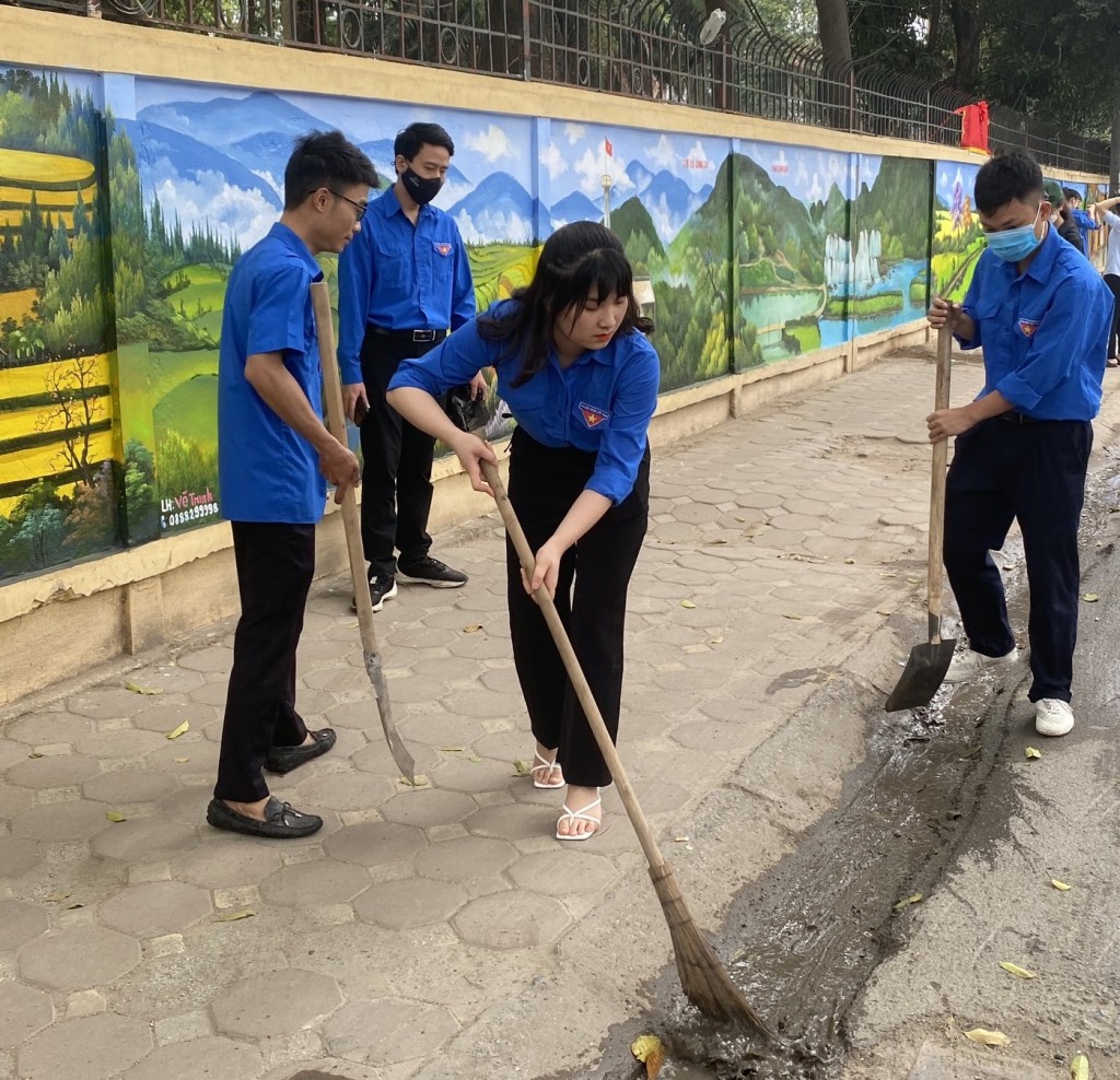 Đoàn viên, thanh niên dọn vệ sinh môi trường