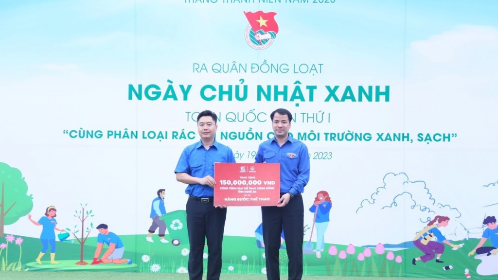 Bí thư Trung ương Đoàn Ngô Văn Cương trao tặng biển công trình sân chơi tới Tỉnh đoàn Nghệ An 