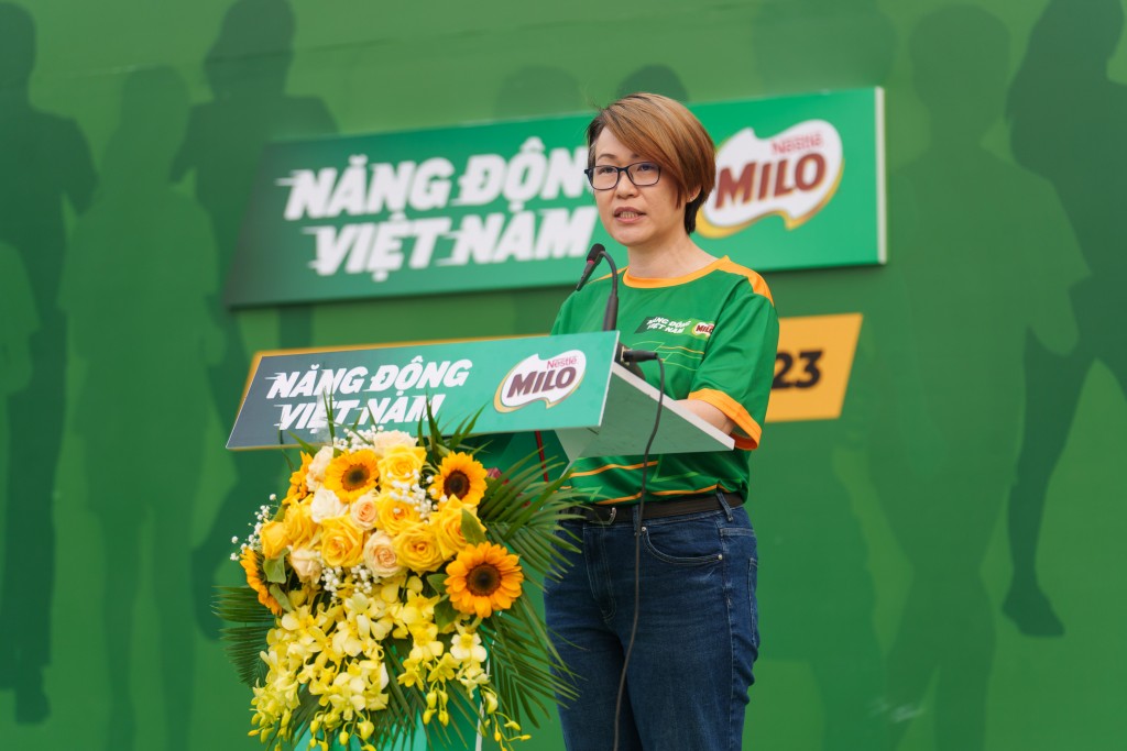Bà Philomena Tan, Giám đốc ngành hàng MILO và Sữa, đại diện công ty Nestlé Việt Nam phát biểu khai mạc Ngày Hội Đi Bộ MILO 2023