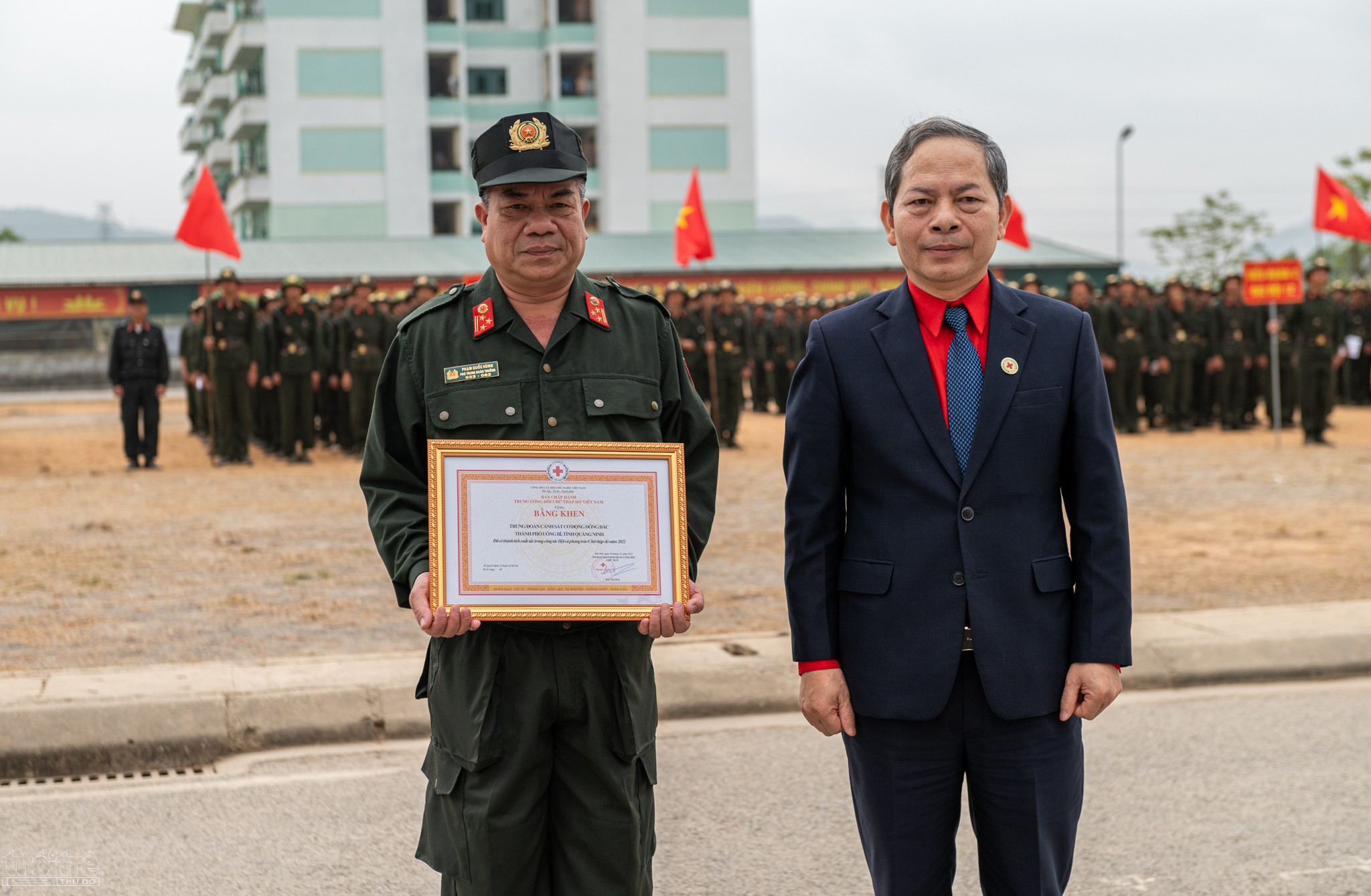 Trong dịp này, Trung đoàn CSCĐ Đông Bắc được nhận bằng khen của Trong dịp này, Trung đoàn CSCĐ Đông Bắc được nhận bằng khen của