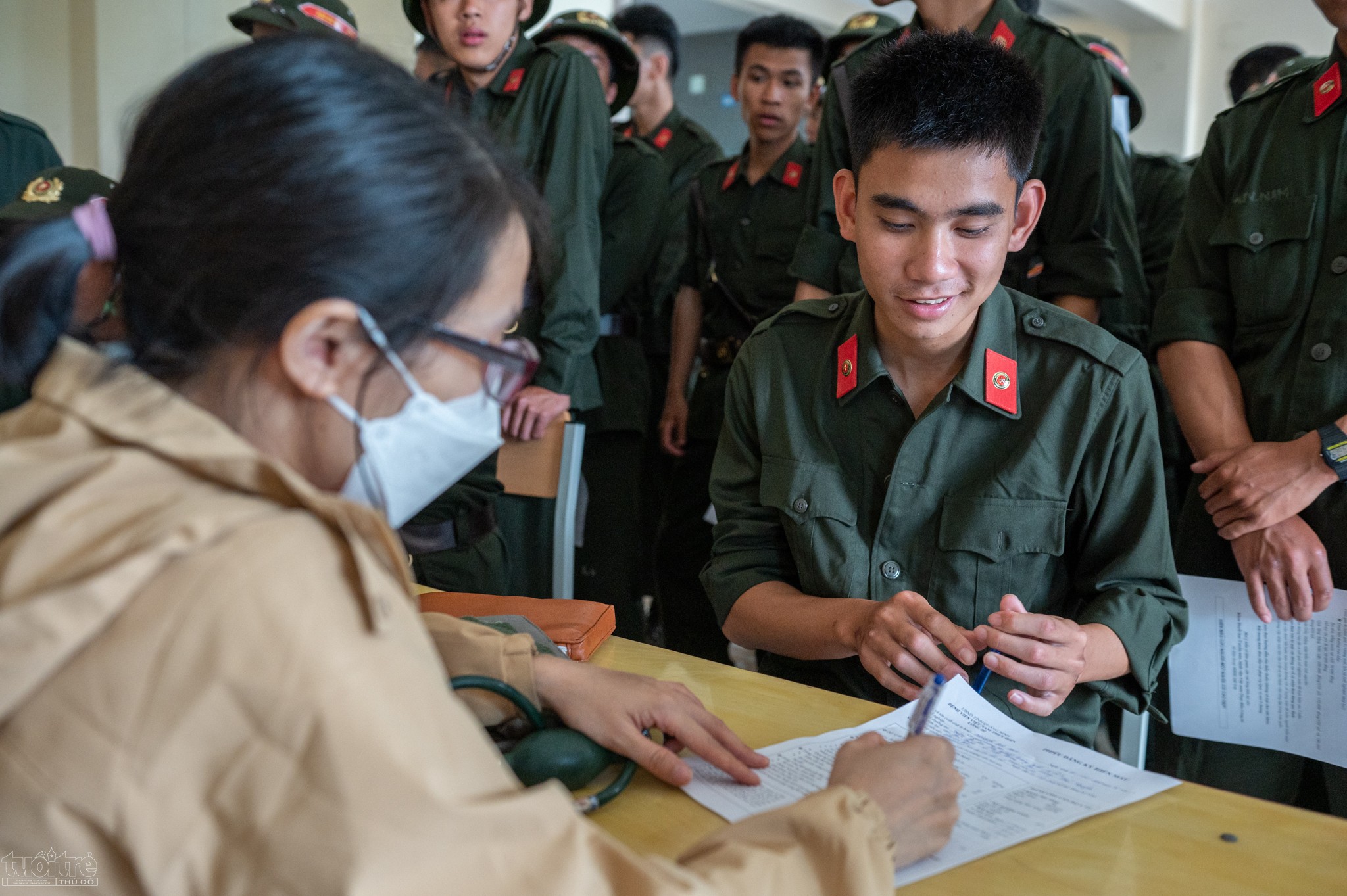 Học viên Nguyễn Đức Anh (19 tuổi, quê Thái Nguyên), cho biết đây là lần đầu tham gia hiến máu. Đức Anh cảm thấy rất hồi hộp nhưng tự tin những giọt máu của mình sẽ có ích và cứu được nhiều người. Đức Anh dự định sẽ tiếp tục tham gia phong trào hiến máu tình nguyện trong tương lai. 