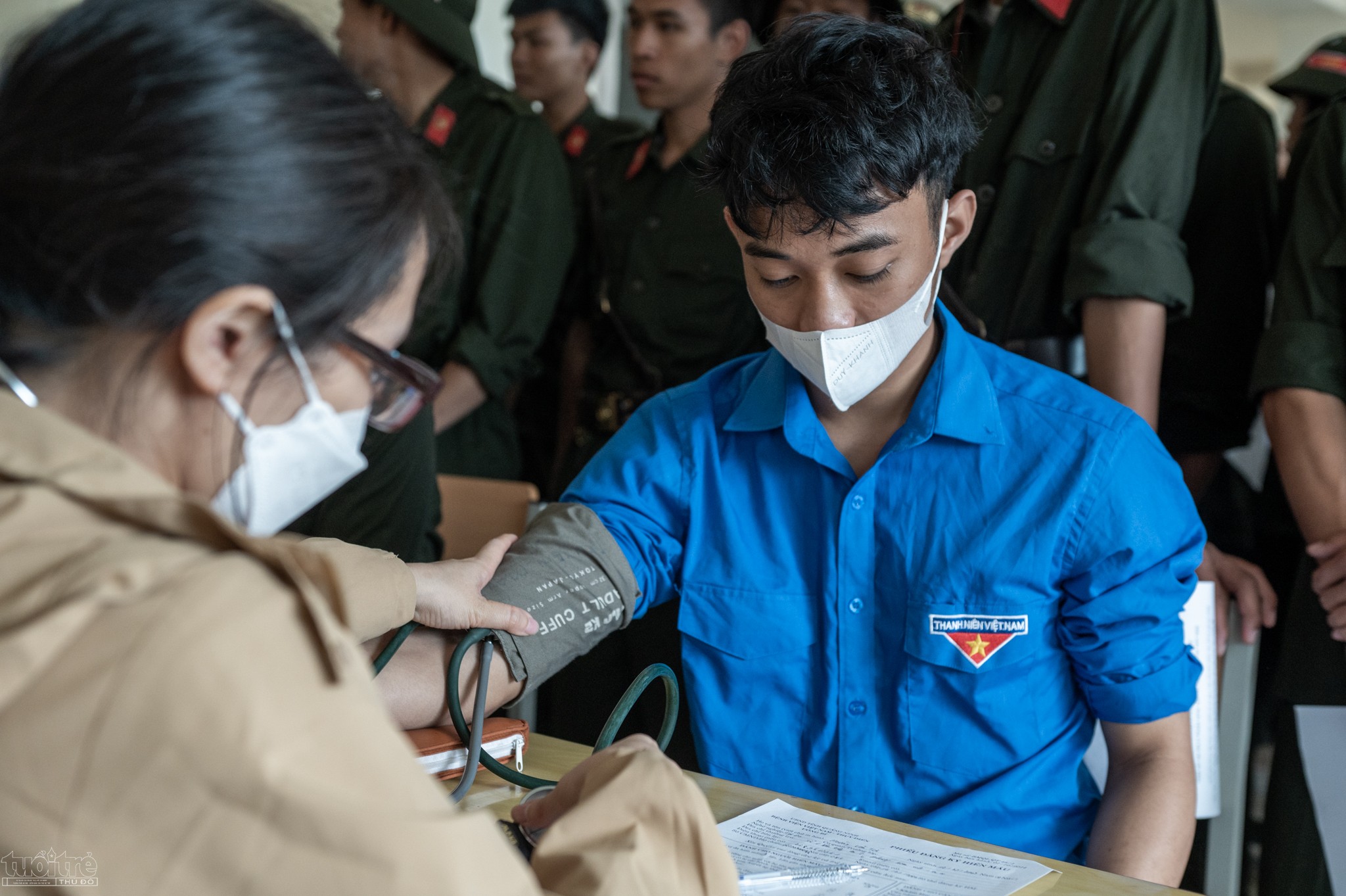 anh Hoàng Văn Tới (20 tuổi, trú TP Uông Bí, Quảng Ninh), cho biết cùng nhóm bạn là đoàn viên, thanh niên phường Phương Nam đến Trung đoàn CSCĐ Đông Bắc để tham gia hiến máu.