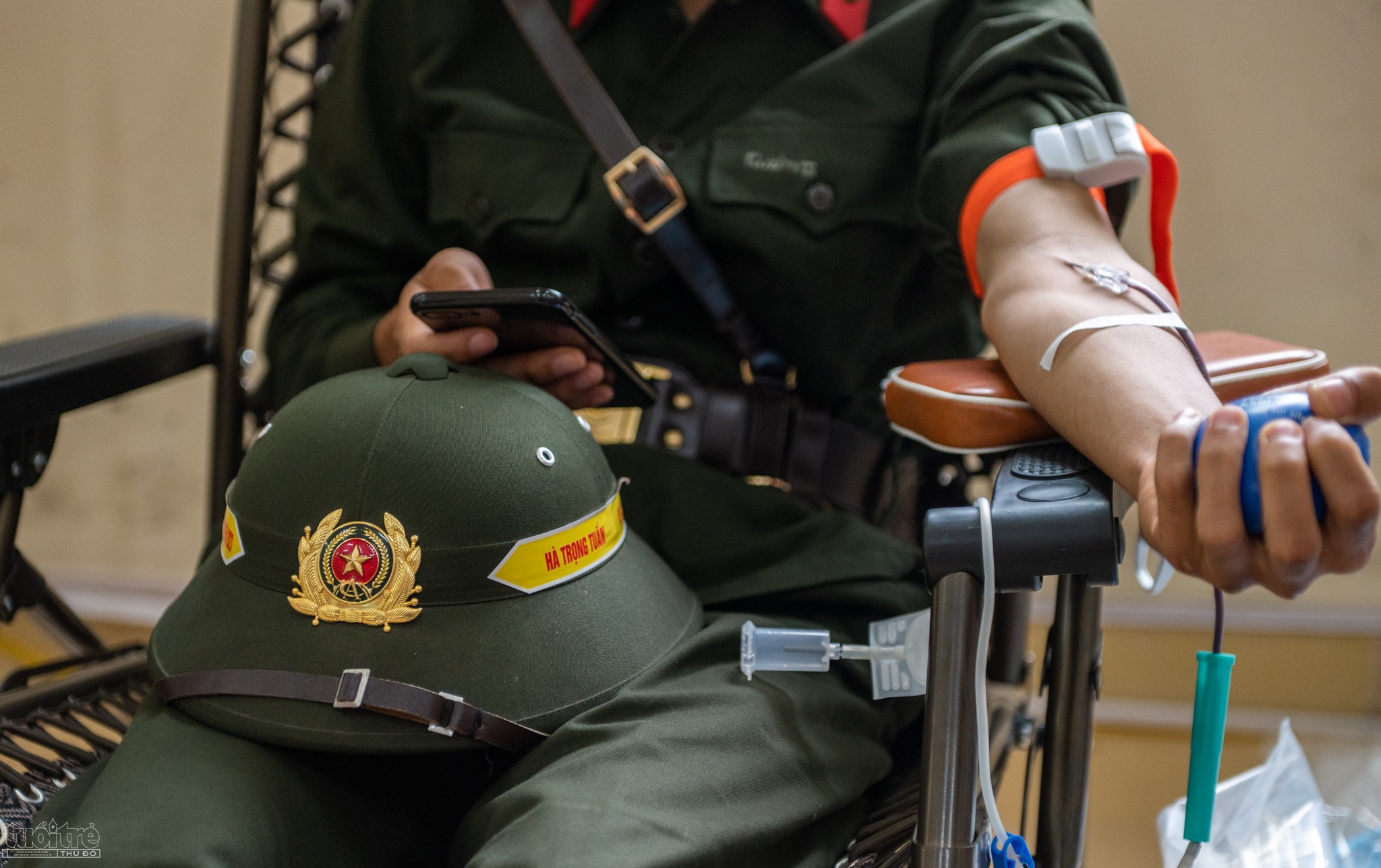 Thượng tá Phạm Quốc Hùng, Phó trung đoàn trưởng, Trung đoàn CSCĐ Đông Bắc, cho biết Trung đoàn CSCĐ Đông Bắc những năm qua luôn được tiến hành thường xuyên, thu hút được đông đảo cán bộ, chiến sĩ quan tâm, tình nguyện hưởng ứng, tỷ lệ hiến máu tăng dần theo từng năm; đã có rất nhiều đơn vị máu được cán bộ, chiến sĩ của đơn vị hiến tặng góp phần không nhỏ trong việc cứu chữa, điều trị bệnh và nâng cao sức khỏe cho cán bộ, chiến sĩ và Nhân dân Thượng tá Phạm Quốc Hùng, Phó trung đoàn trưởng, Trung đoàn CSCĐ Đông Bắc, cho biết Trung đoàn CSCĐ Đông Bắc những năm qua luôn được tiến hành thường xuyên, thu hút được đông đảo cán bộ, chiến sĩ quan tâm, tình nguyện hưởng ứng, tỷ lệ hiến máu tăng dần theo từng năm; đã có rất nhiều đơn vị máu được cán bộ, chiến sĩ của đơn vị hiến tặng góp phần không nhỏ trong việc cứu chữa, điều trị bệnh và nâng cao sức khỏe cho cán bộ, chiến sĩ và Nhân dân
