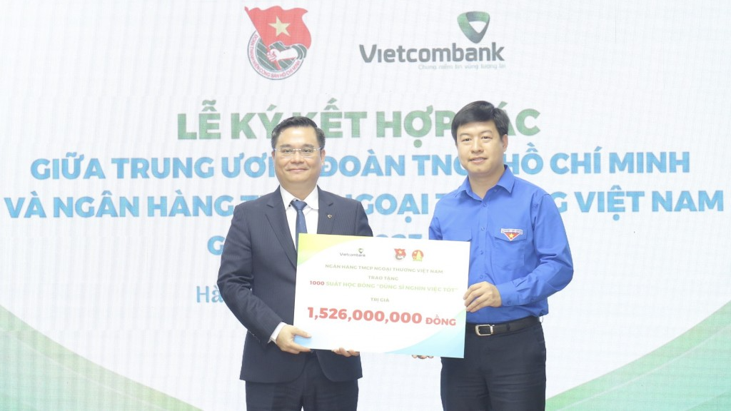 Ngân hàng TMCP Ngoại thương Việt Nam trao tặng 1.000 