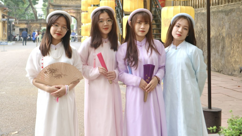 Giới trẻ đua nhau “check-in” với cổ phục tại Hoàng thành Thăng Long