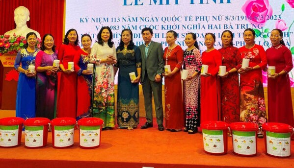 Hội LHPN huyện Quốc Oai và xã Sài Sơn tặng quà các thành viên trong thực hiện các mô hình