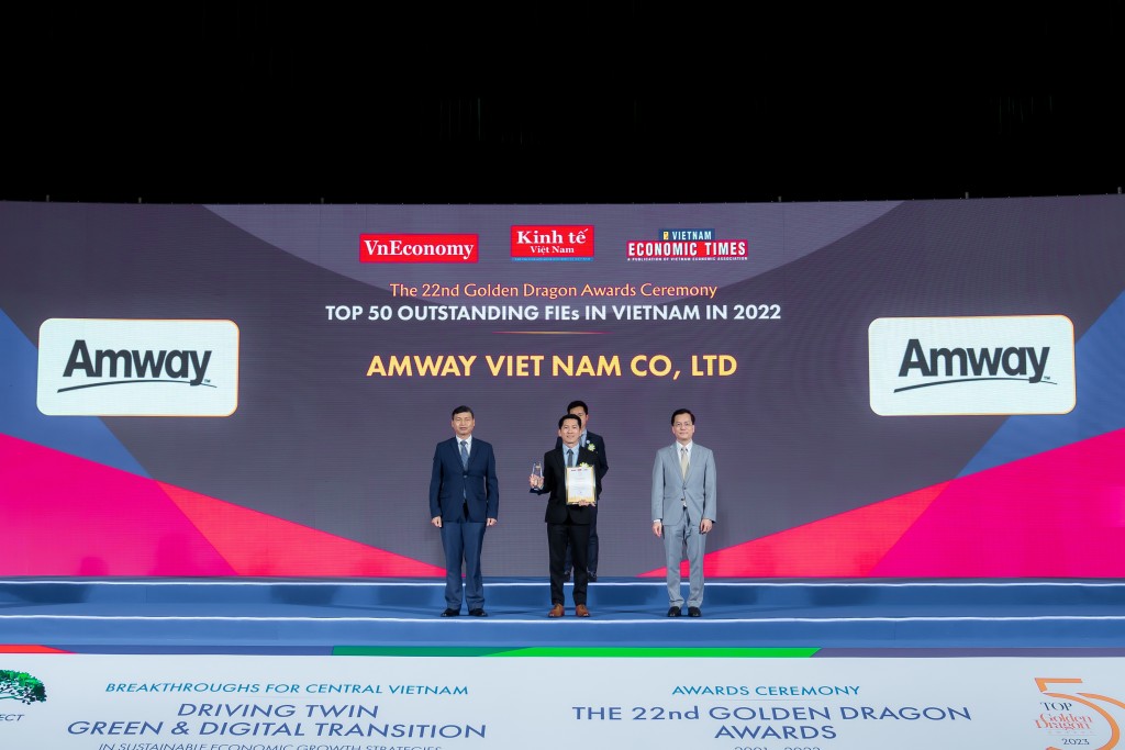 Ông Huỳnh Thiên Triều - Tổng Giám đốc Amway Việt Nam nhận giải thưởng từ Ban tổ chức