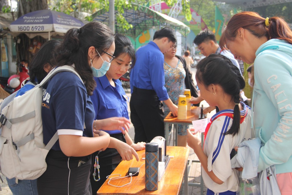 Chương trình “Sân chơi khoa học” trong khuôn khổ Ngày hội “Áo Blouse tình nguyện vì nụ cười em thơ” do CLB STEM tổ chức nhận được rất đông sự tham gia từ các em học sinh