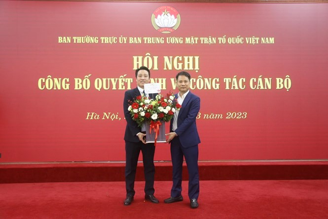 Ông Trương Thành Trung, Bí thư Chi bộ, Phó Tổng Biên tập phụ trách Tạp chí Mặt trận tặng hoa chúc mừng ông Nguyễn Văn Dũng được bổ nhiệm giữ chức vụ mới.