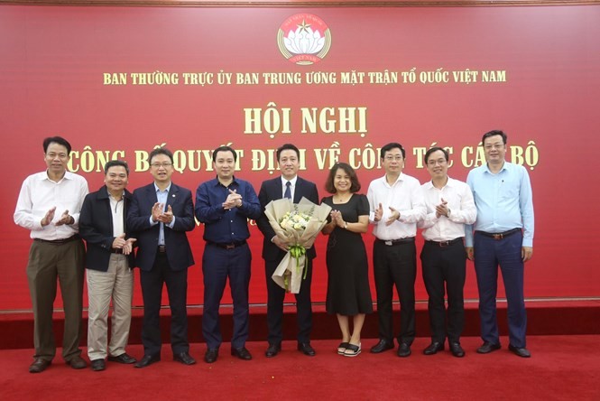 Đại diện lãnh đạo các ban, đơn vị của Ủy ban Trung ương MTTQ Việt Nam chúc mừng ông Nguyễn Văn Dũng.