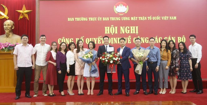 Tập thể cán bộ, viên chức, người lao động Tạp chí Mặt trận chức mừng tân Phó Tổng Biên tập Nguyễn Văn Dũng.