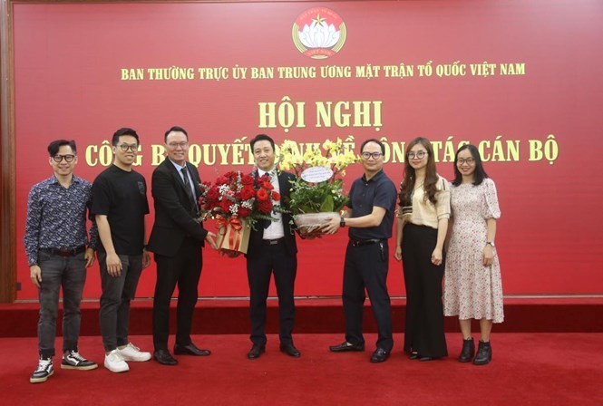 Đại diện lãnh đạo và các viên chức VTV Digital chúc mừng ông Nguyễn Văn Dũng.