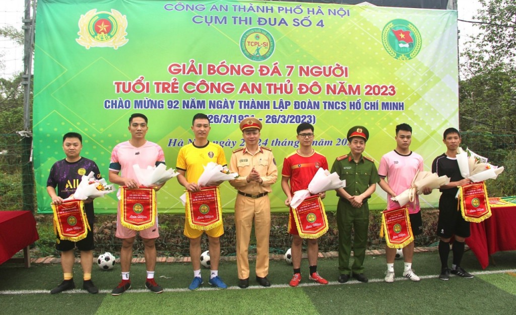  Thượng tá Nguyễn Chí Công tặng cờ lưu niệm cho các đội chơi