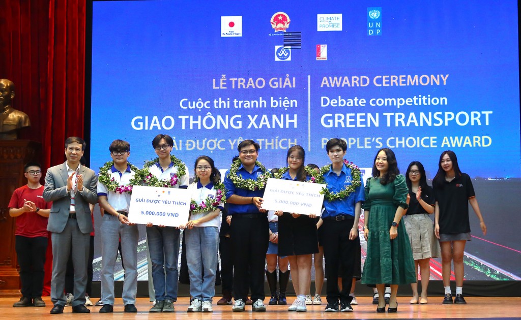02 giải Được yêu thích đã được trao cho đội Green Knight từ Trường ĐH Nguyễn Tất Thành và đội Mứt Bí từ Trường Khoa học (Đại học Huế).