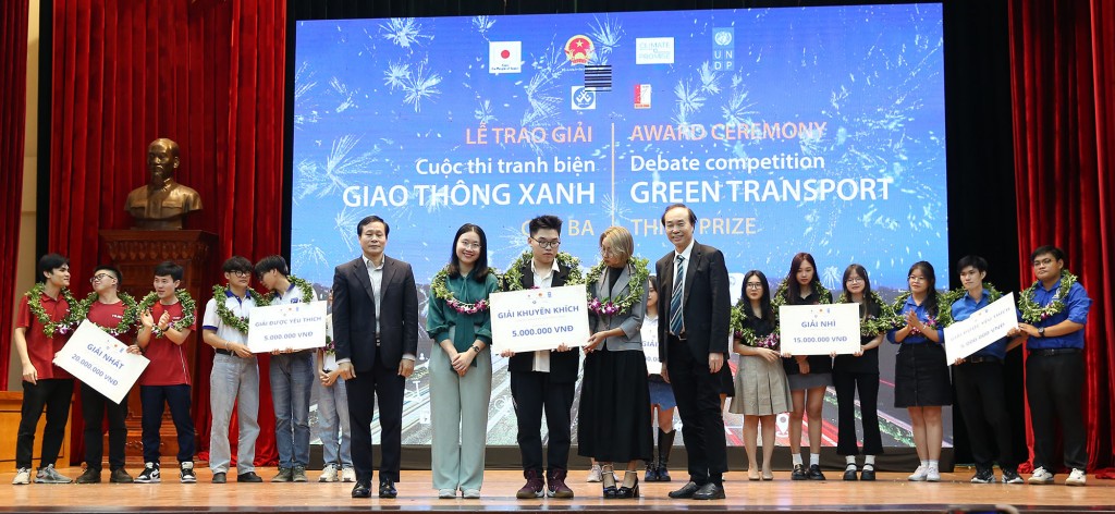 Giải Khuyến khích đã được trao cho đội Nữ Hoàng Công Nghệ từ Trường ĐH Ngoại ngữ (Đại học Quốc gia Hà Nội), Học viện Ngân hàng và ĐH FPT.