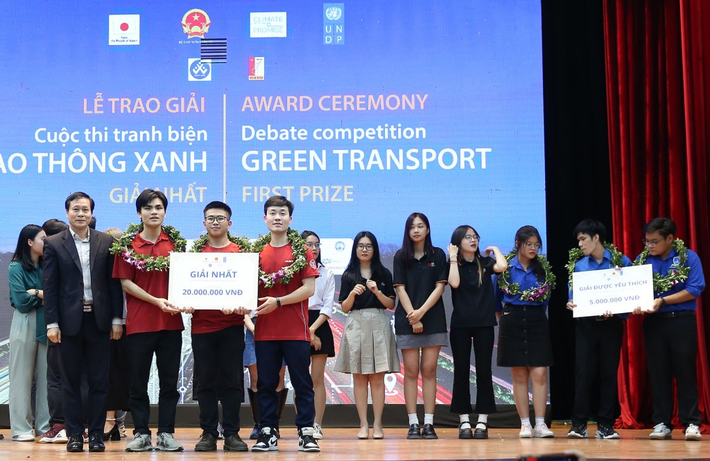 Giải Nhất được trao cho đội BK - AUTO từ Đại học Bách Khoa Hà Nội.