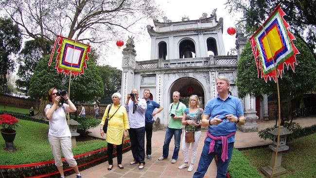 Du khách nước ngoài trải nghiệm văn hóa Hà Nội