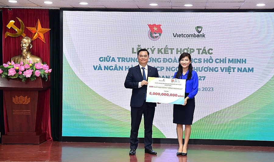 Đ/c Nguyễn Thanh Tùng – Phó Bí thư Đảng ủy, thành viên HĐQT, Tổng giám đốc Vietcombank (bên trái) trao tặng 600 suất học bổng “Vững tương lai” cho đại diện Trung ương Đoàn TNCS Hồ Chí Minh