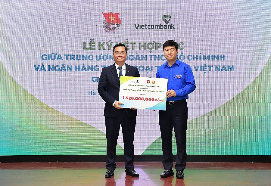 Đ/c Nguyễn Thanh Tùng – Phó Bí thư Đảng ủy, Thành viên HĐQT, Tổng giám đốc Vietcombank (bên trái) trao tặng 1.000 suất học bổng “Dũng sỹ nghìn việc tốt” cho đại diện Trung ương Đoàn TNCS Hồ Chí Minh