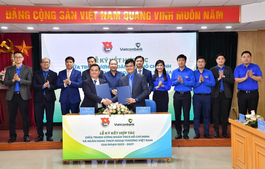 Đ/c Nguyễn Thanh Tùng – Phó Bí thư Đảng ủy, Thành viên HĐQT, Tổng giám đốc Vietcombank (bên trái) và đ/c Bùi Quang Huy - Ủy viên dự khuyết BCH Trung ương Đảng, Bí thư thứ nhất BCH Trung ương Đoàn ký kết hợp tác với sự chứng kiến của các đại biểu khách mời