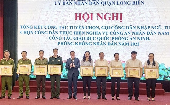 Quận Long Biên duy trì hiệu quả công tác giáo dục quốc phòng và an ninh