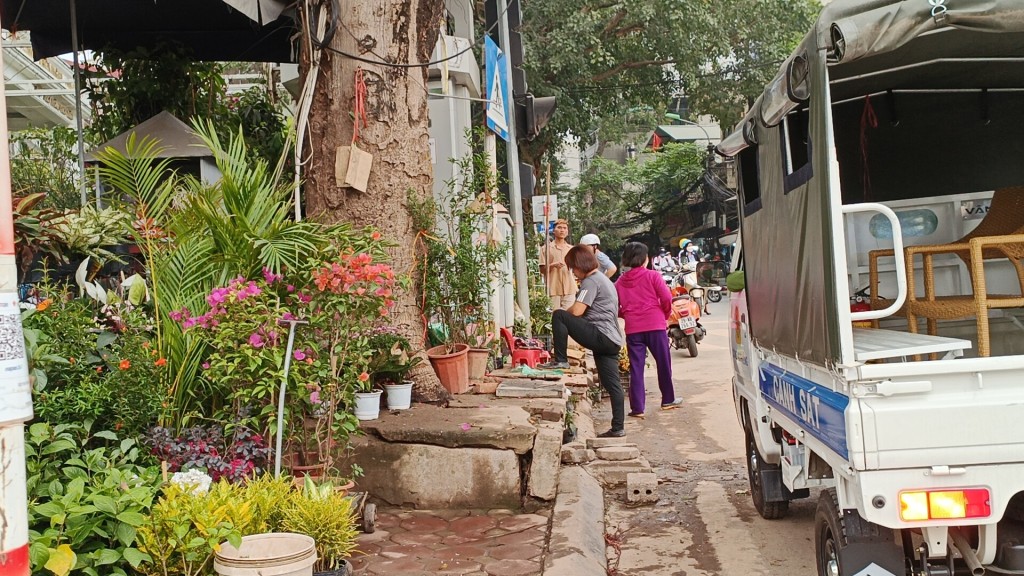 Trước đó tuyến Hoàng Hoa Thám vừa được bỏ rào chắn khi nền nếp đô thị được duy trì