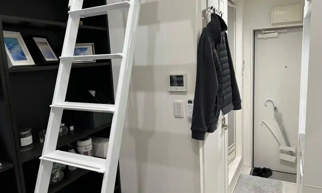 Mỗi căn hộ đều có không gian sinh hoạt ở tầng trệt, vòi sen và nhà vệ sinh cũng như phòng ngủ ở tầng trên có lối lên bằng thang (Ảnh: The Guardian)