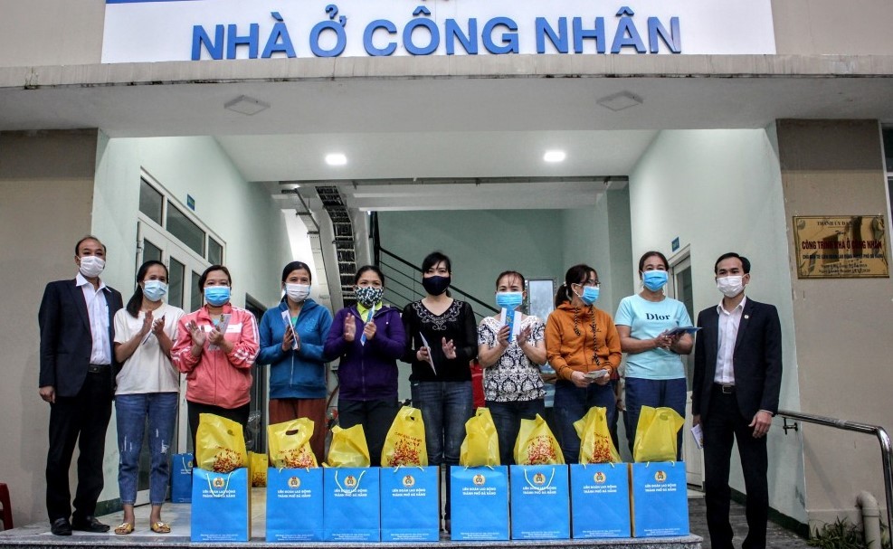 Đại diện Liên đoàn Lao động TP Đà Nẵng thăm và tặng quà cho người lao động tại khu nhà ở công nhân