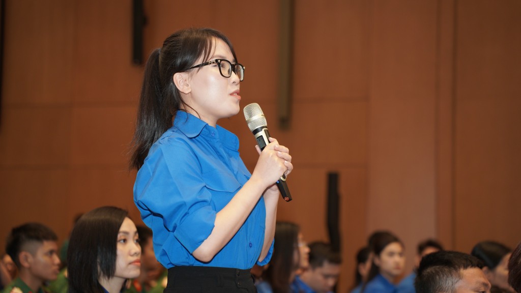 Sinh viên Vũ Như Quỳnh, Chủ tịch Hội Sinh viên trường Đại học Thương mại đặt câu hỏi: