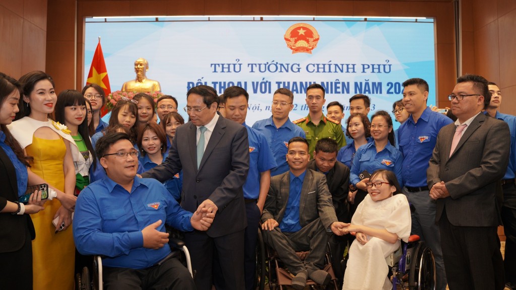 Thủ tướng thăm hỏi, chia sẻ với những ng khuyết tật trong giờ giải lao