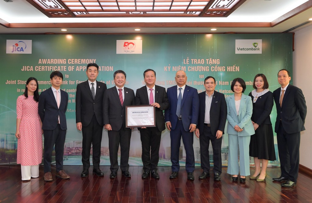 ) Lãnh đạo JICA, Vietcombank cùng đại biểu 2 bên chụp ảnh lưu niệm