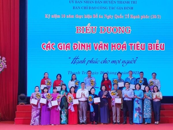 Lãnh đạo huyện Thanh Trì biểu dương 16 Gia đình văn hóa tiêu biểu (Ảnh: Thu Hồng)