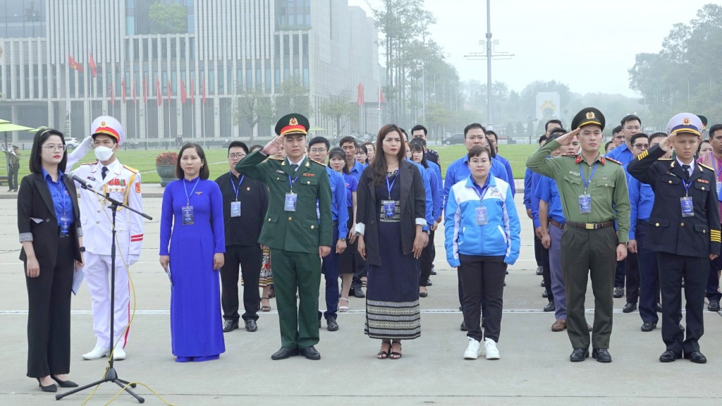 Các đại biểu làm lễ báo công dâng Bác