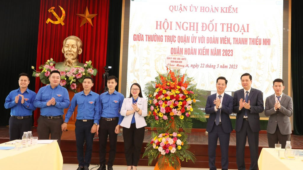 Thường trực Quận ủy Hoàn Kiếm tặng hoa chúc mừng Đoàn Thanh niên quận