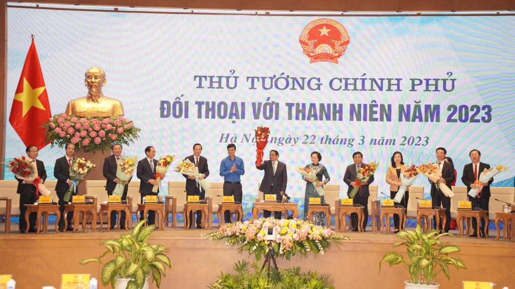 Thủ tướng Chính phủ Phạm Minh Chính chụp hình lưu niệm cùng đoàn viên, thanh niên Thủ đô