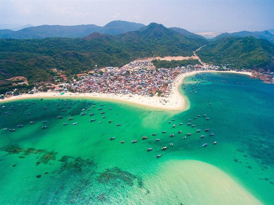 Bình Định sở hữu nhiều bãi tắm đẹp nổi tiếng, còn rất hoang sơ, trong ảnh biển Hòn Khô cách thành phố Quy Nhơn 20km (Ảnh internet)